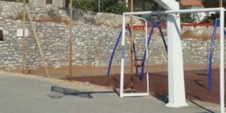 Παραλίγο τραγωδία στη Σπάρτη: Σιδερένιο τέρμα καταπλάκωσε 10χρονο (βίντεο)